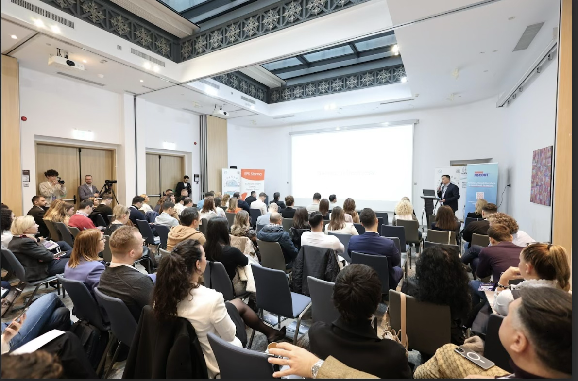 Cezar Nicu intr-o sala plina de participanti la un eveniment pentru clinici